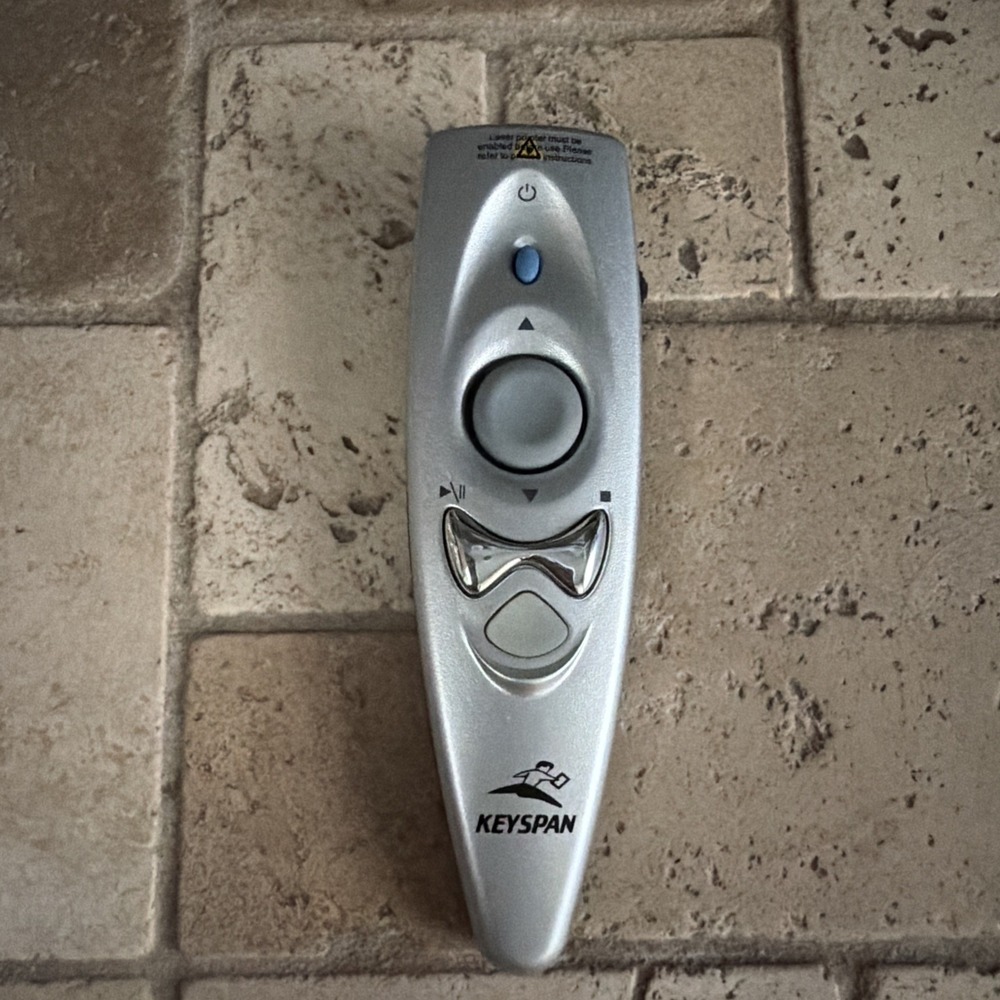 Keyspan TSAM-001 Universal Wireless Remote Control Mouse Laser Pointer Silver